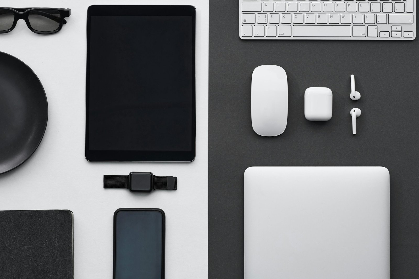 Inicio Stylish flatlay of modern tech gadgets including tablet, smartphone, smartwatch, and accessories.